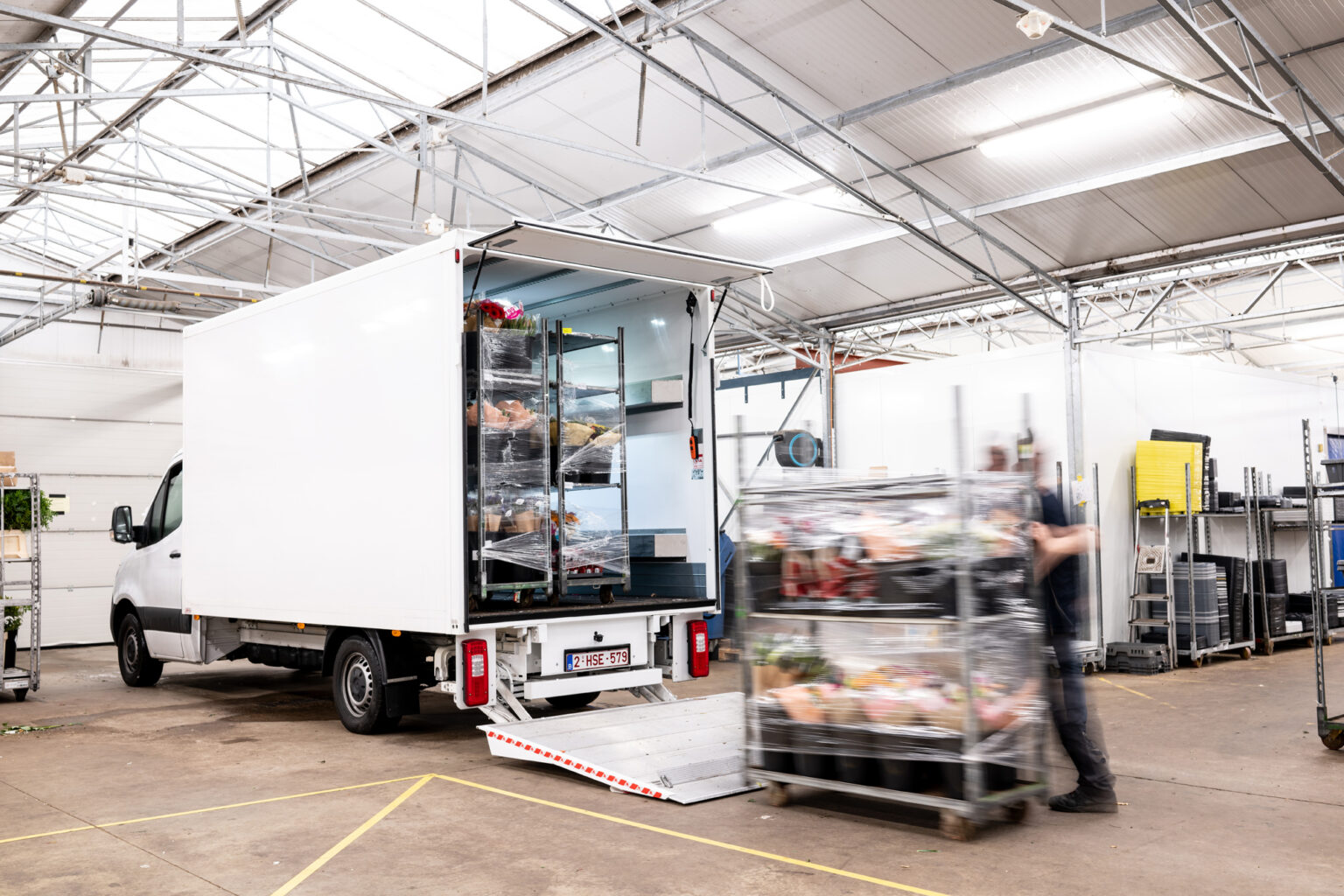 Chargement d’un chariot de plantes dans un camion de livraison Europlantes