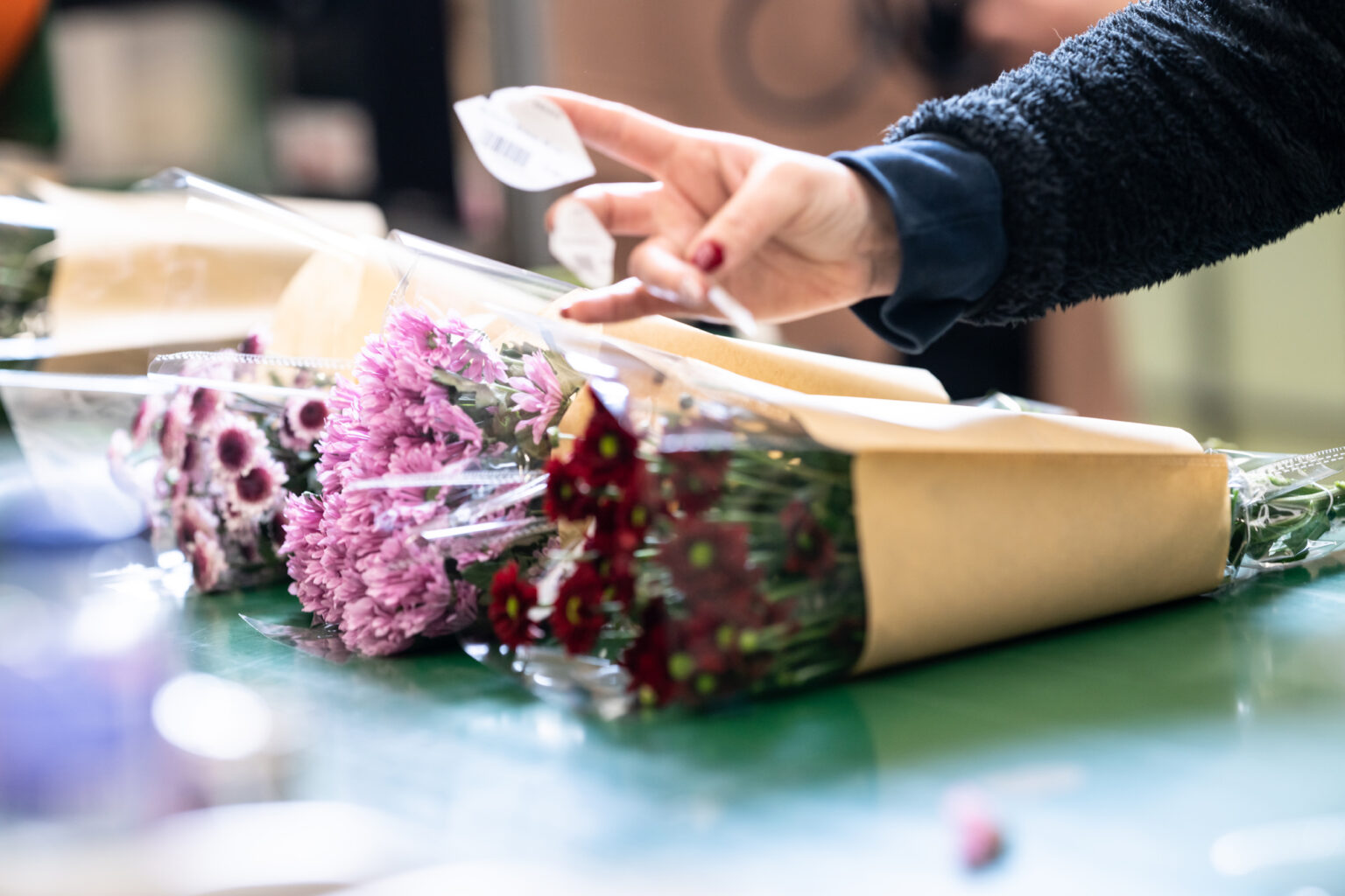 Étiquetage des bouquets de fleurs dans l’atelier Europlantes