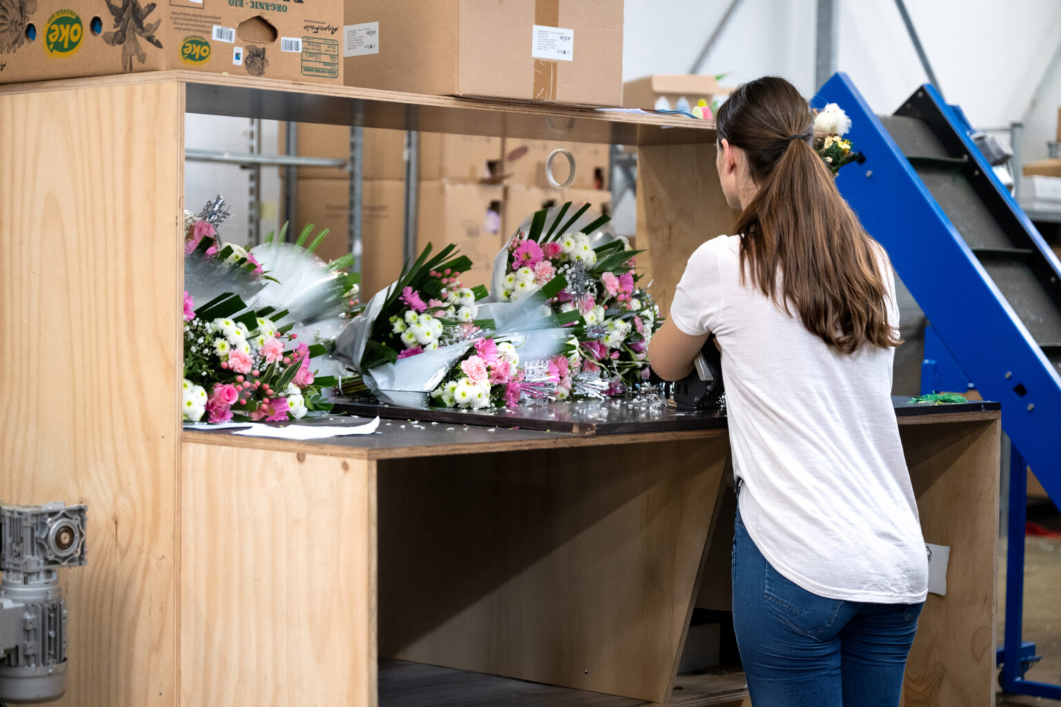 Préparation de bouquets chez Euro Plantes